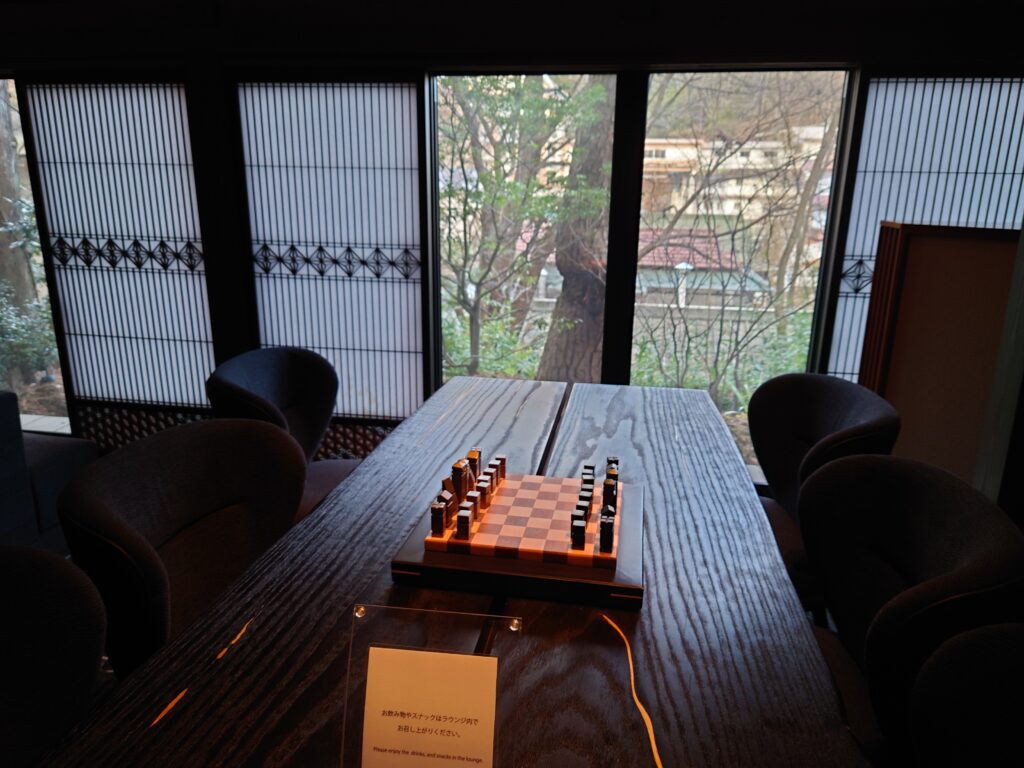 積善館の山荘のラウンジ　チェスが置いてあり、雰囲気がよい