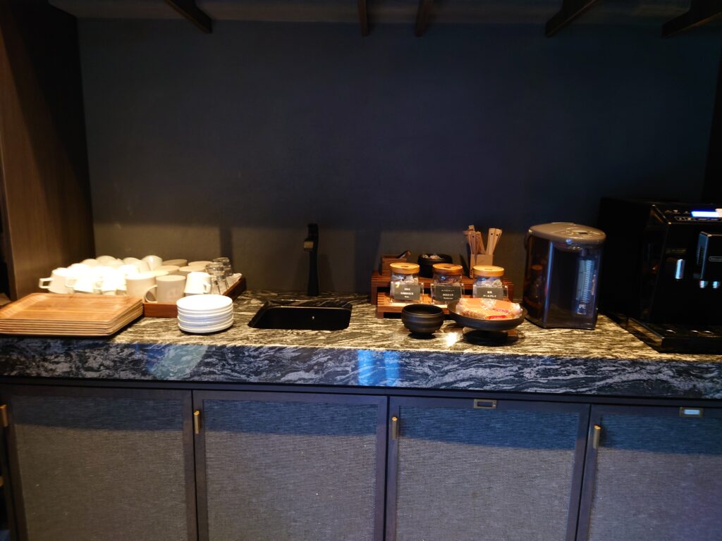 積善館の山荘のラウンジ　コーヒー、紅茶、クッキーなどが置いてある