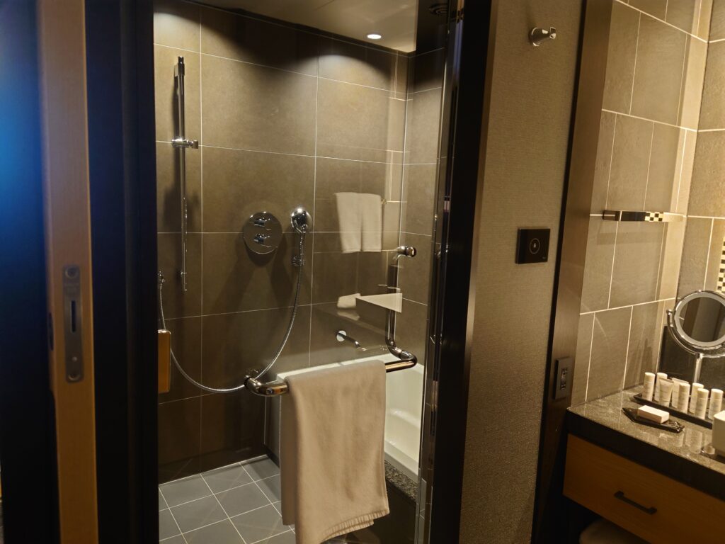 ポルトムインターナショナル北海道の部屋の風呂　バスタブもある