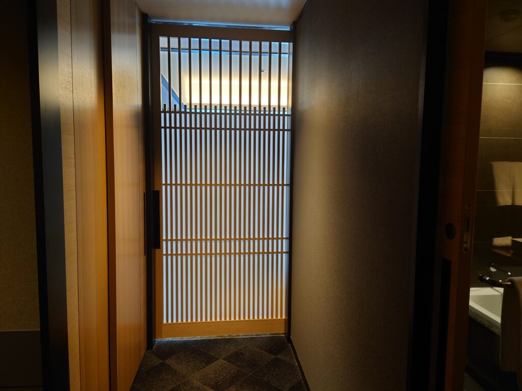 ポルトムインターナショナル北海道の部屋　扉も和風でおしゃれ