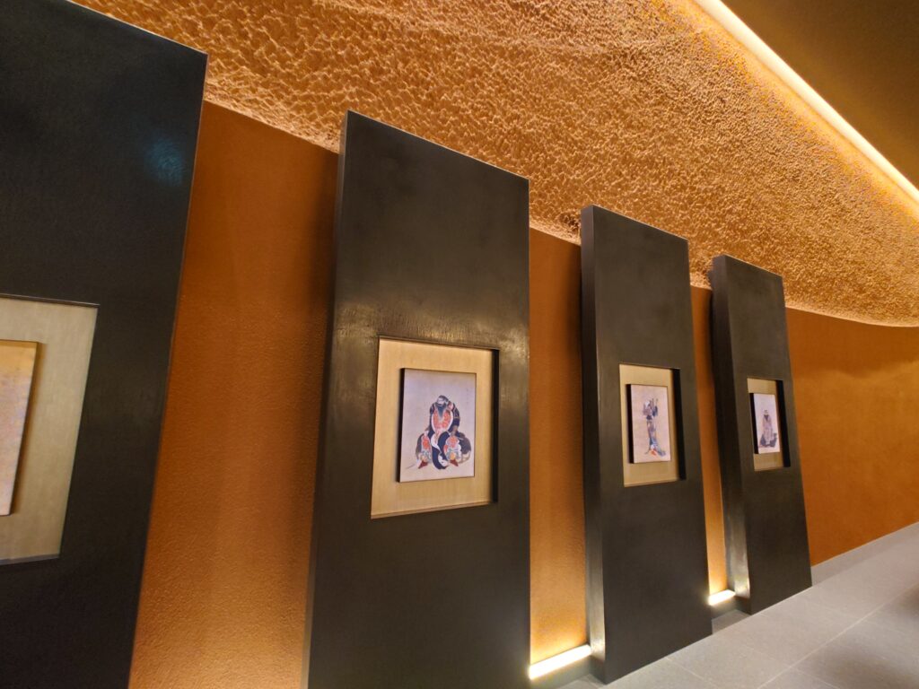 ポルトムインターナショナル北海道のホールに飾られている葛飾北斎の版画