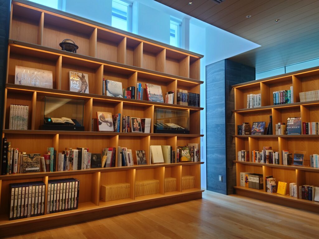 ポルトムインターナショナル北海道内にあるカフェの本棚