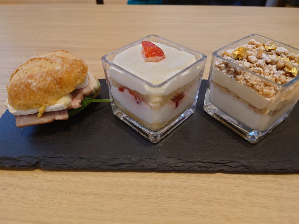 ポルトムインターナショナル北海道内にあるカフェのケーキとミニサンドイッチ