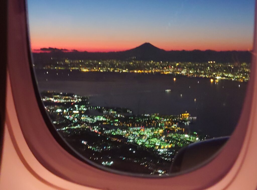 帰りの飛行機の窓から見えた富士山のシルエット