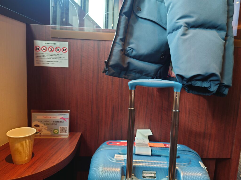 伊丹空港「ラウンジおおさか」の個別に分かれた快適な座席