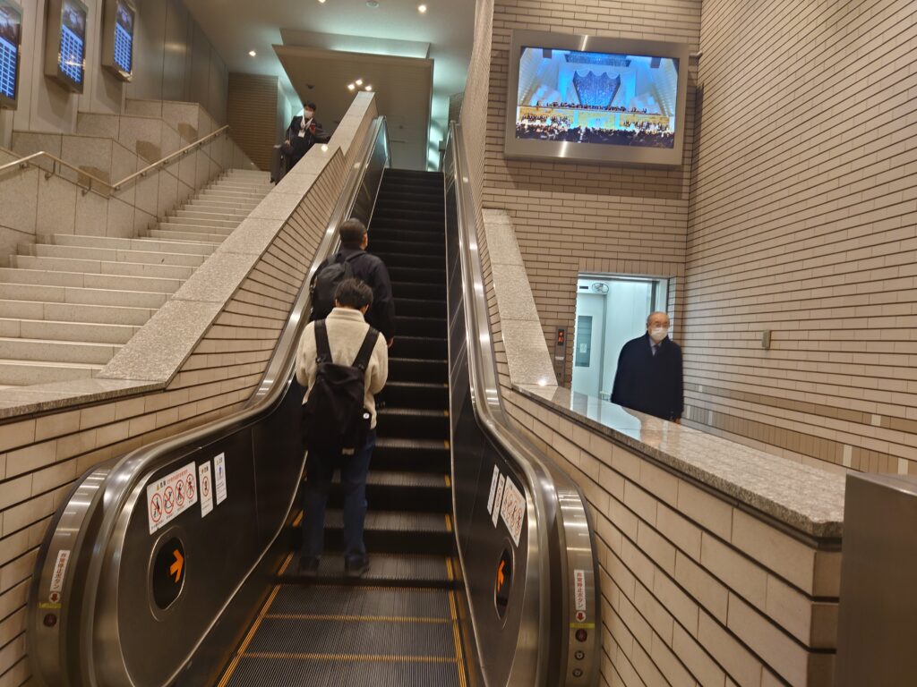 京都烏丸線「国際会館前」の改札から「出口４－２」へ行く途中のエスカレーター