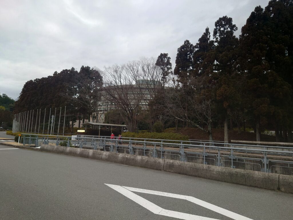 京都烏丸線「国際会館前」の４－２出口から、ホテルが見えている