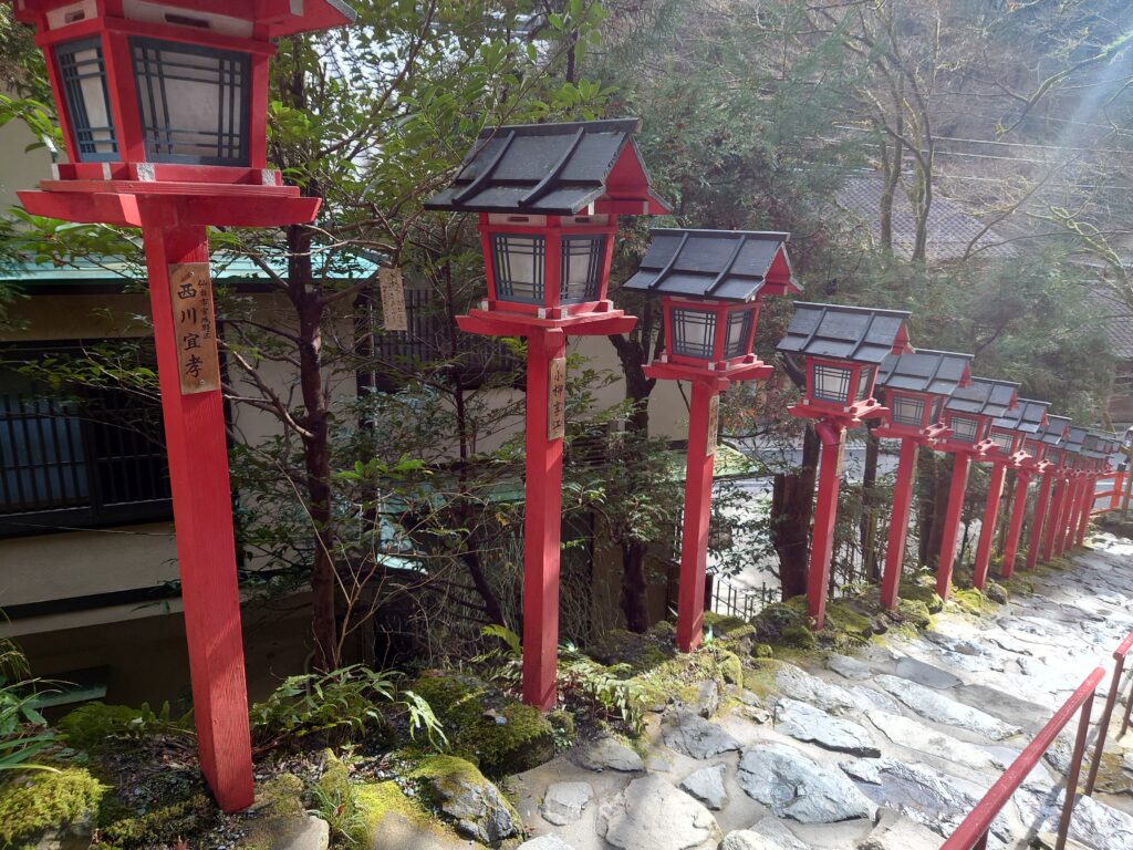 階段沿いに続く貴船神社の赤い燈籠の幻想的な姿