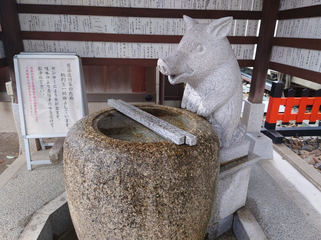 手水にもいのししの像がある　護王神社は、いのししと深い縁があり、「いのしし神社」とも呼ばれている
