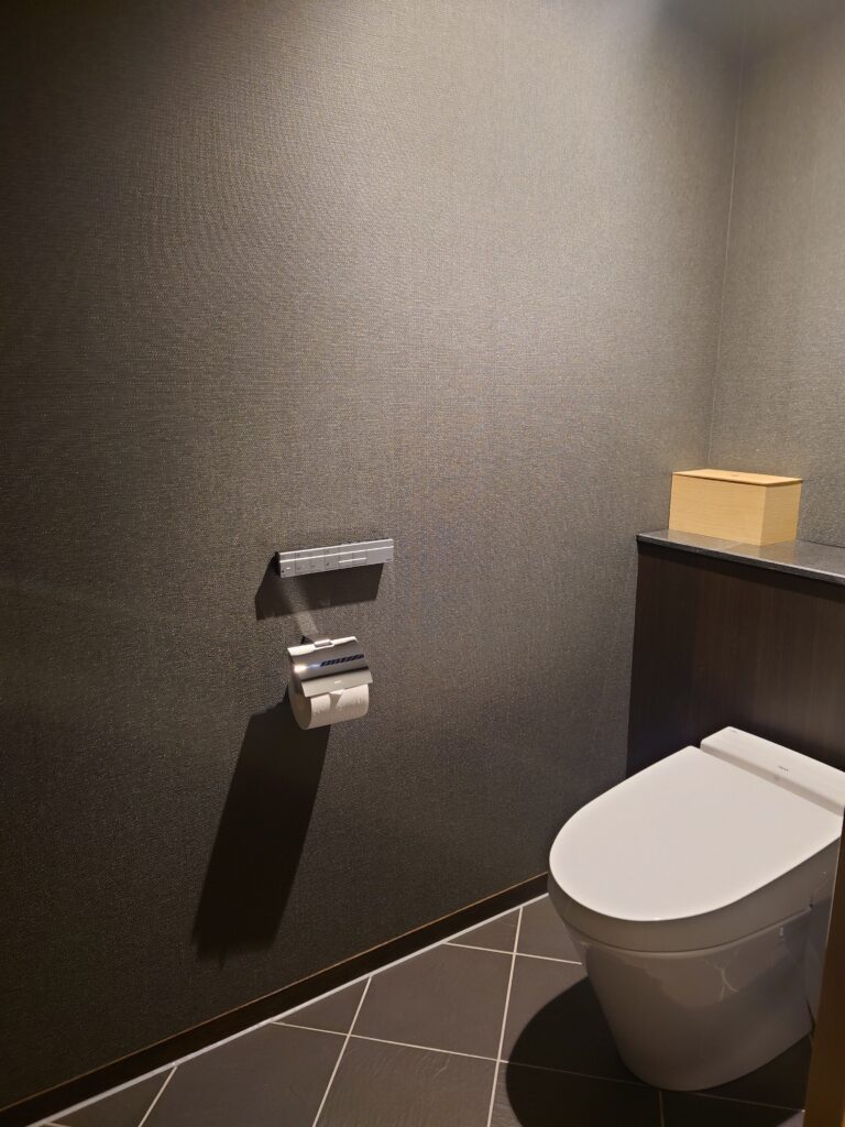 ポルトムインターナショナル北海道の部屋のトイレ　お風呂や洗面所と別
