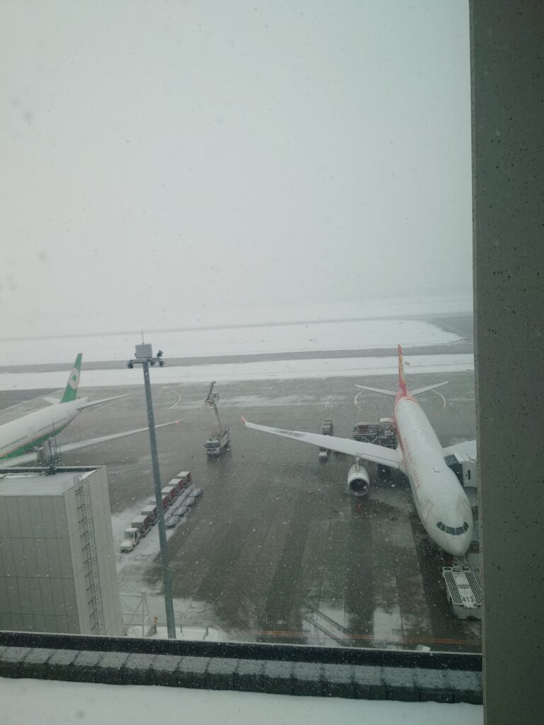 ポルトムインターナショナル北海道の部屋の窓から駐機場が見える