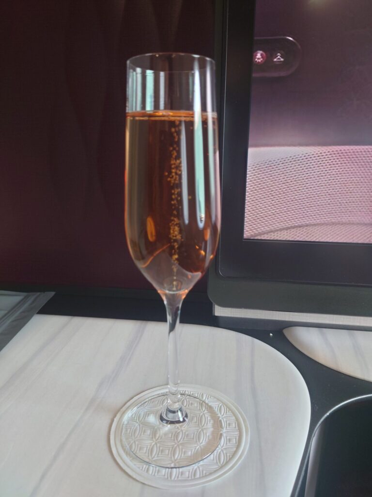 カタール航空ビジネスクラスのウエルカムドリンクのシャンパン