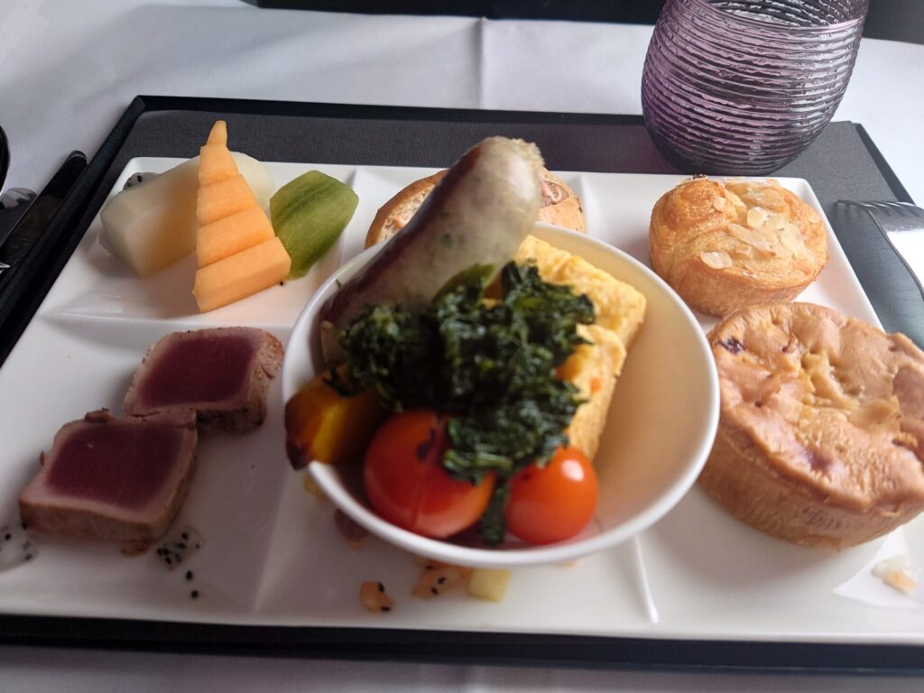 カタール航空ビジネスクラスの食事　ソーセージ　サラダ　など