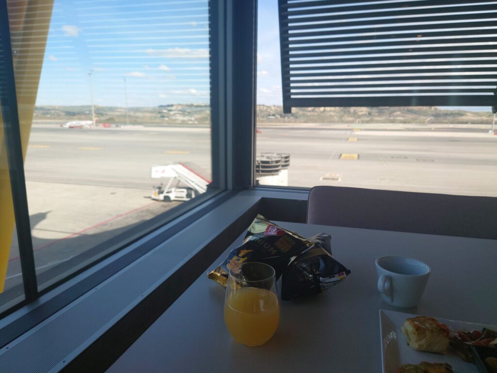 マドリードの空港ラウンジ　飛行機が見える席