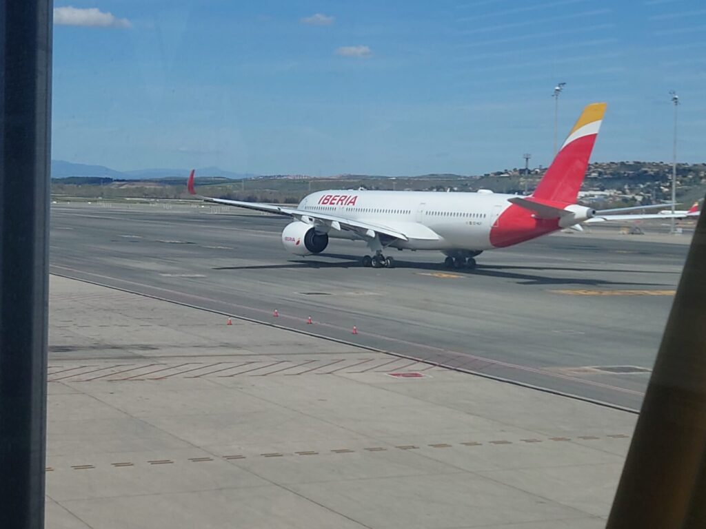 マドリードの空港にとまっちるイベリア航空機