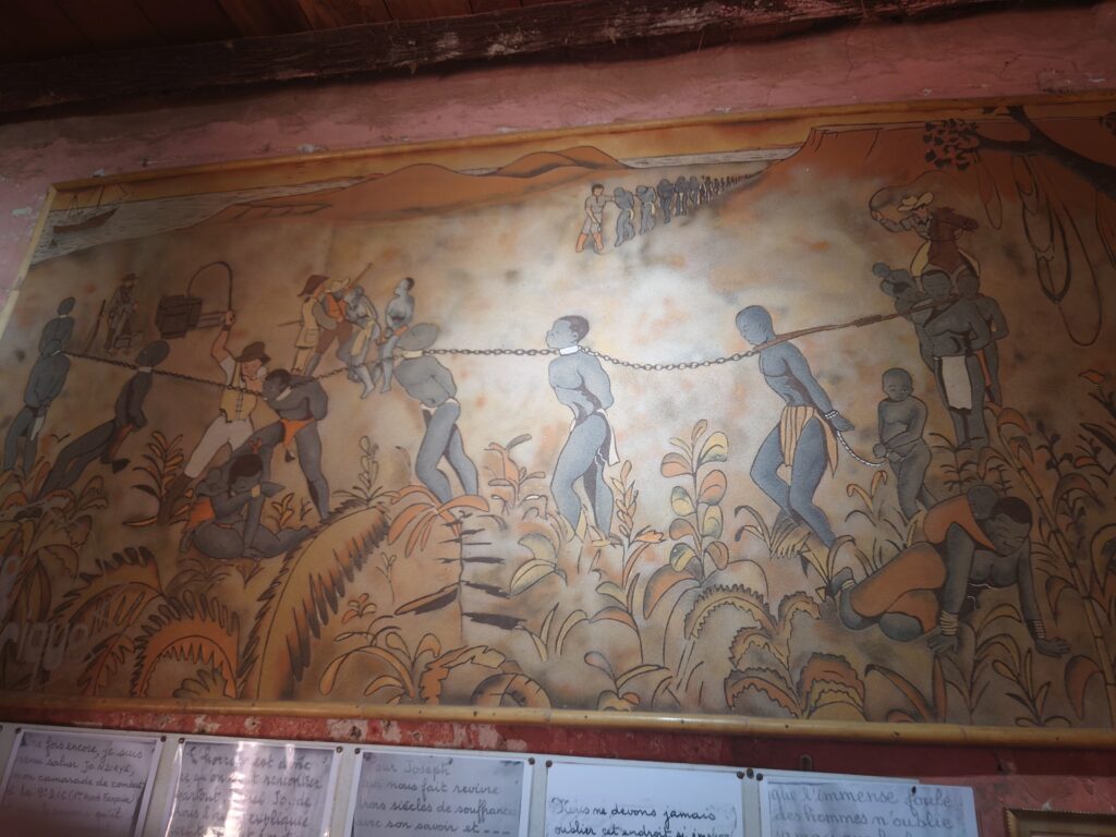 奴隷の家に展示された、奴隷貿易の悲惨な様子を表した絵