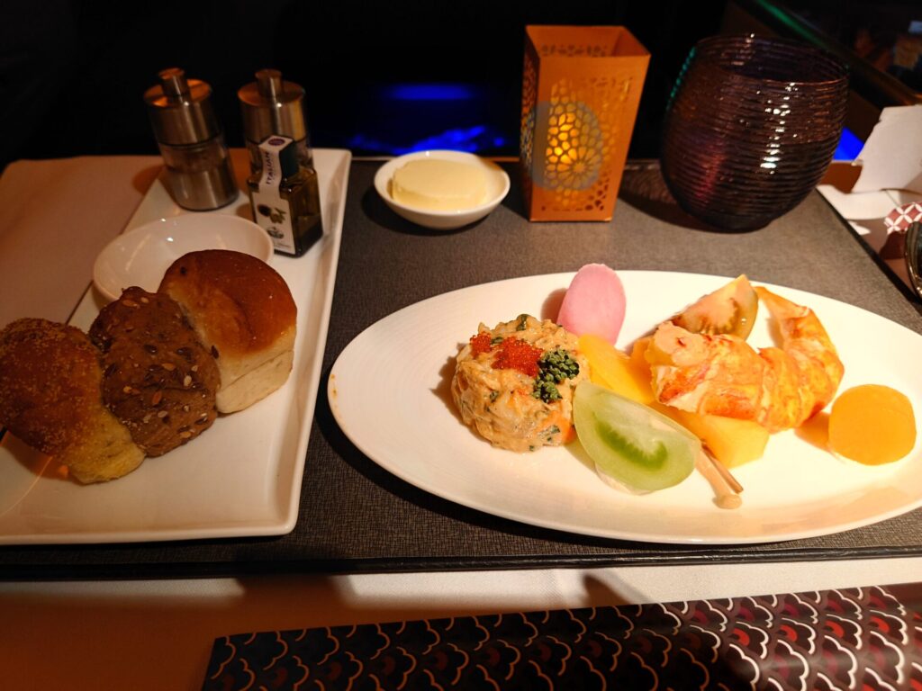 カタール航空ビジネスクラスの食事　エビやパン