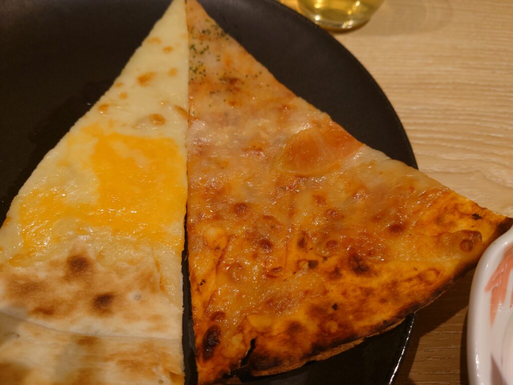 ライブキッチンで提供されるピザ