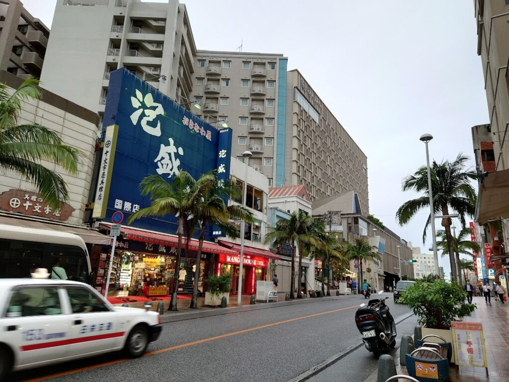 国際通りの通り　ホテルや店が並ぶ