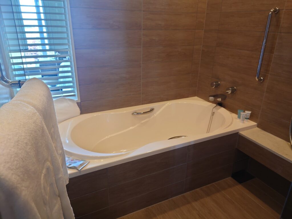 リーガロイヤルグラン沖縄の部屋の風呂　バスタブがあり広い