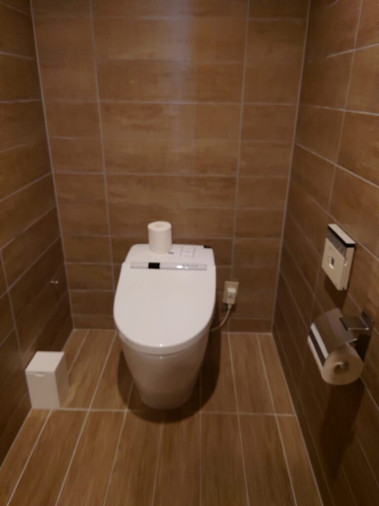 リーガロイヤルグラン沖縄の部屋のトイレ　広々としている