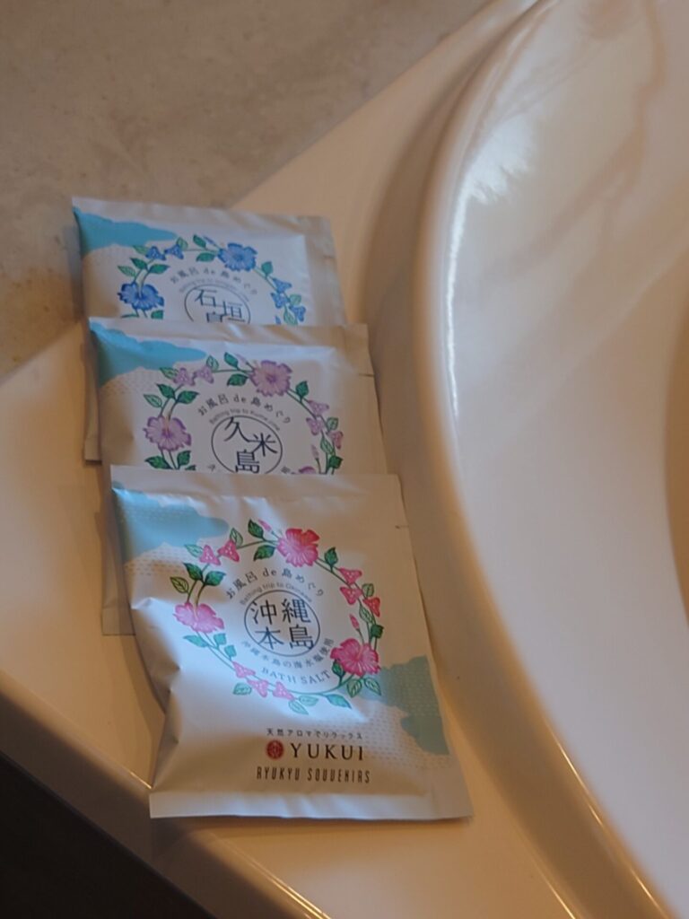 リーガロイヤルグラン沖縄の部屋の風呂　バスソルトが置いてある
