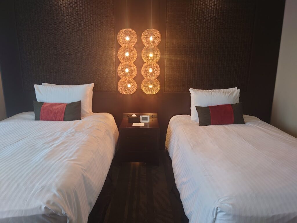 リーガロイヤルグラン沖縄の部屋　ベッドわきの照明が美しい