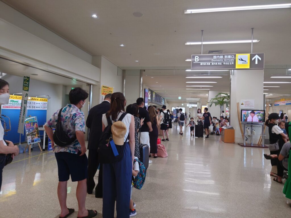 那覇空港の「ポーたま」　長い行列ができている