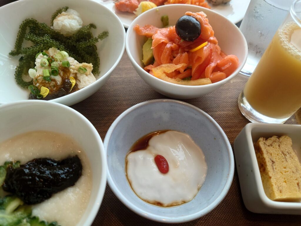 リーガロイヤルグラン沖縄の朝食ビュッフェ　サーモンや海藻など
