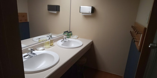 銀山荘の部屋の洗面室　２つある洗面台