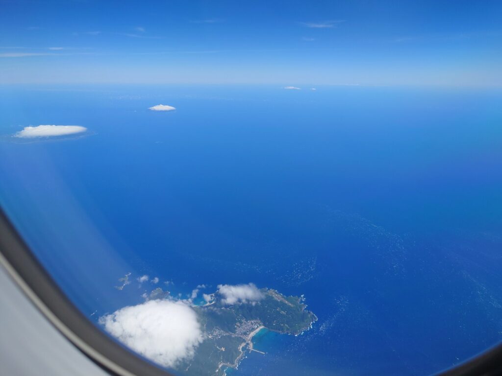 那覇空港近くの上空で、飛行機から見た青い海