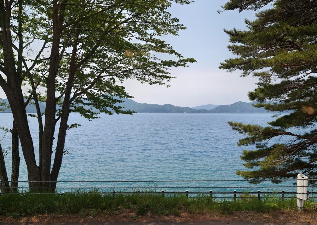 バス車中から見た景色　風光明媚な「田沢湖」