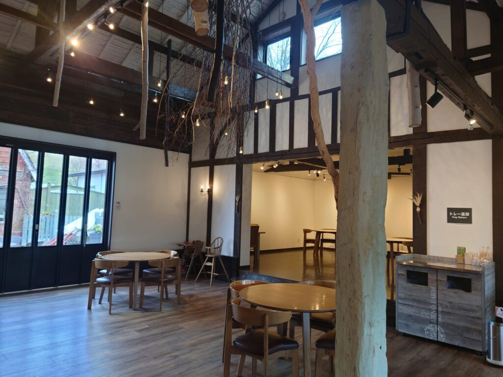 旭川の上野ファームのレストラン　天井が高い山小屋のような雰囲気