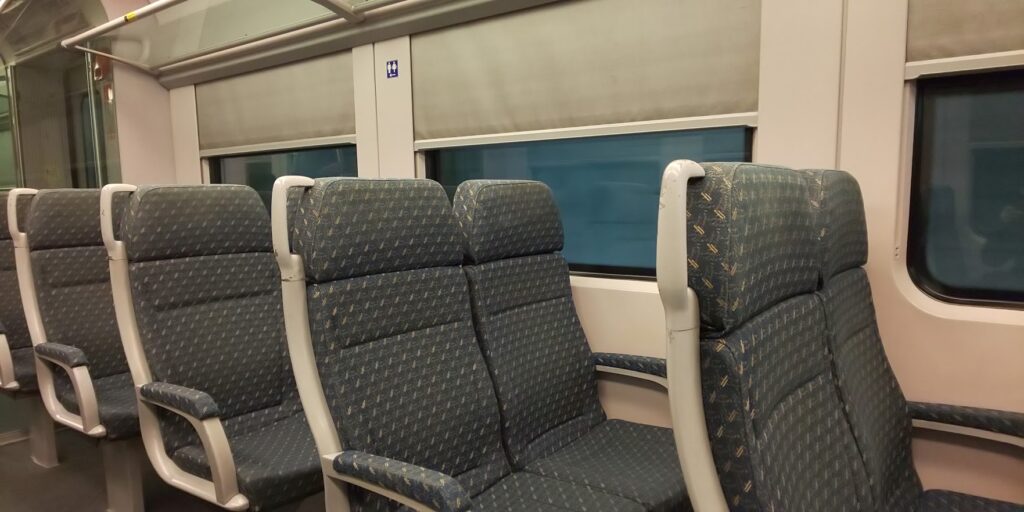 クアラルンプールの列車のホーム　空港からセントラル駅までの特急車内の座席