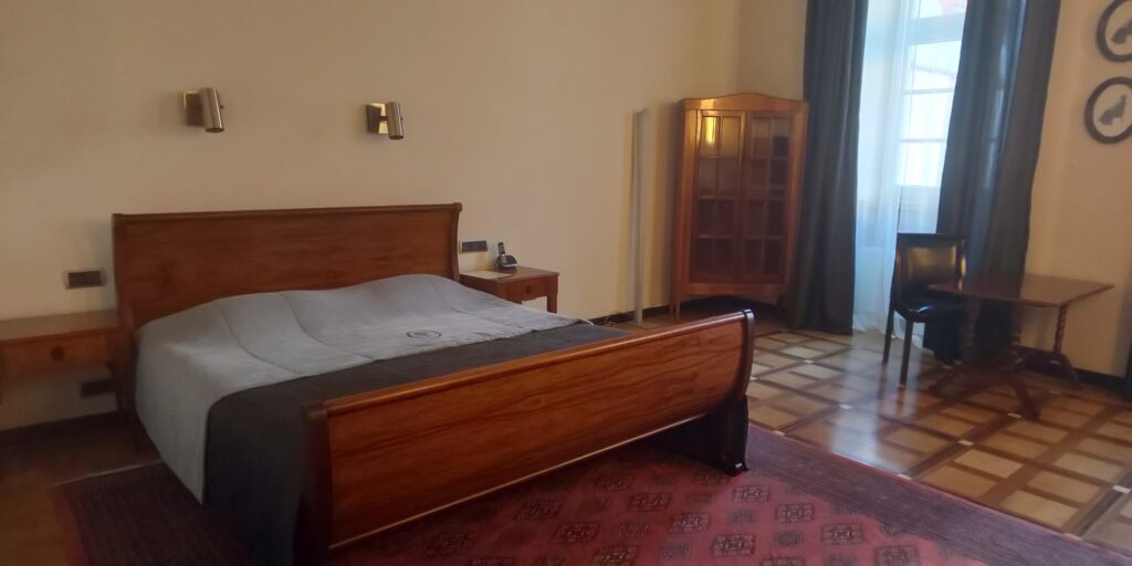 ホテルポッドロザのどっしりとしたベッド