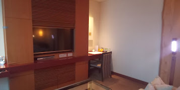 ザ・ペニンシュラ東京の部屋　扉を開けるとテレビが見られる