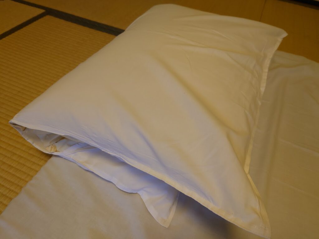 第一滝本館　和室デラックス　枕が独特で、高さを変えることができる