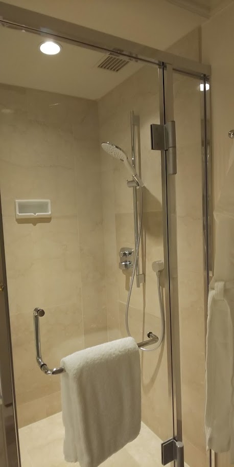 シャワー室は、バスタブとは別にあり、扉がついていて使い勝手がよい。
