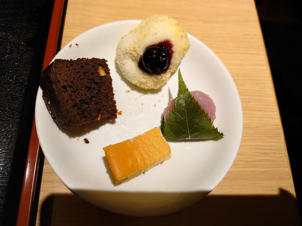第一滝本館　レストラン　夕食のビュッフェでのデザート　桜餅、チーズケーキ、チョコケーキ、いちご大福
