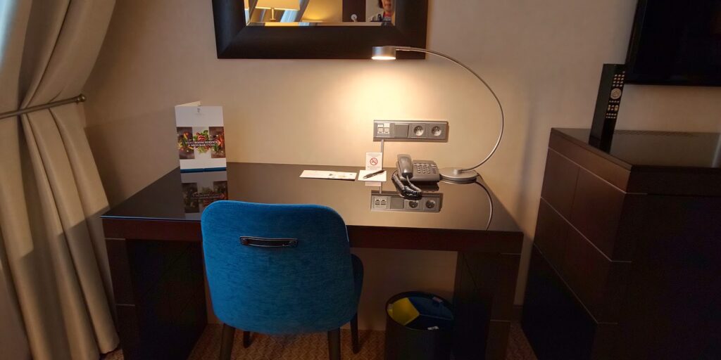 ポロニアパレスホテルの書き物机