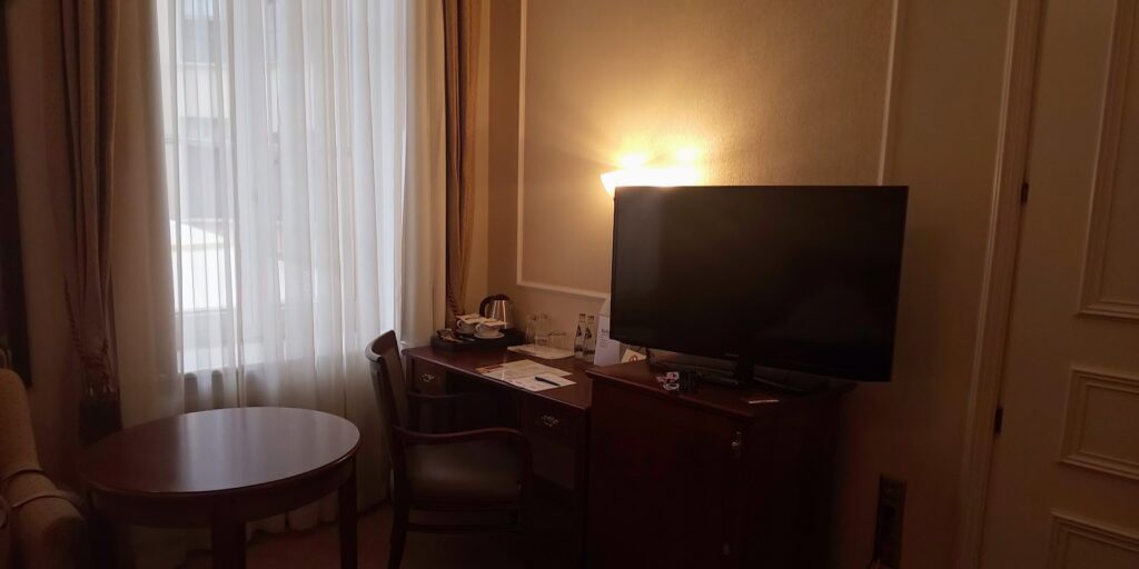 IBBホテルルブリンの部屋　書き物机とテレビ