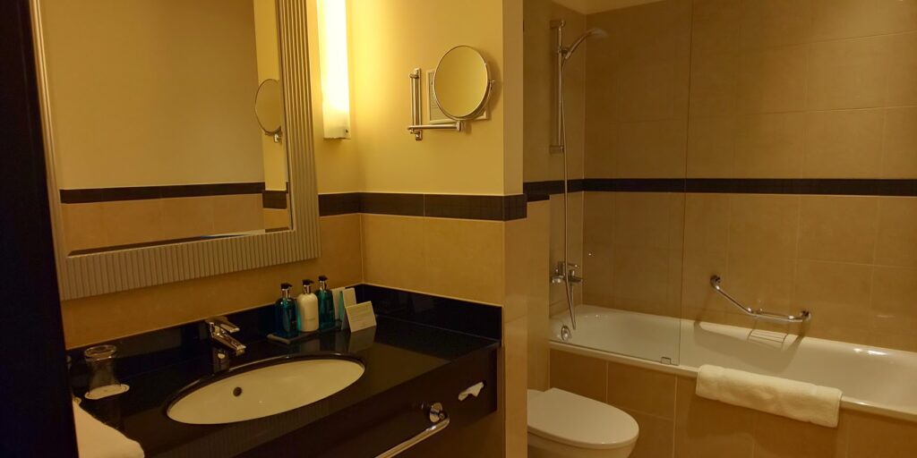 ポロニアパレスホテルの広々としたバスルーム