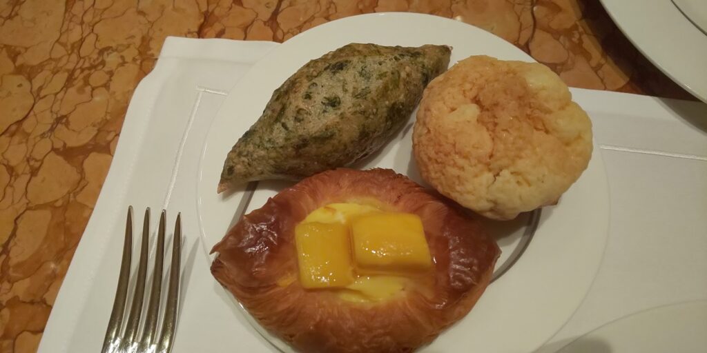 ザ・ペニンシュラ東京のレストラン「ザ・ロビー」の朝食　ベーカリーセレクション