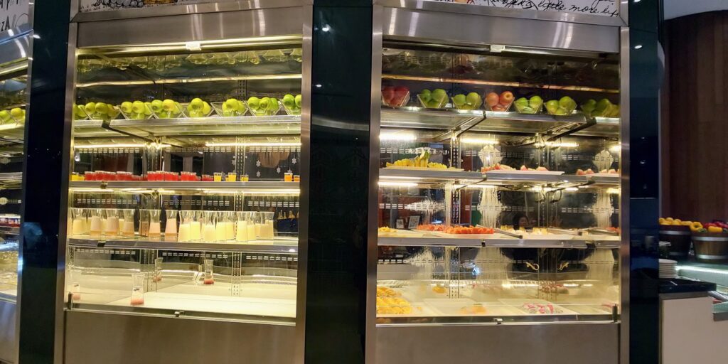 ルメリディアンクアラルンプールの朝食レストランのビュッフェ　透明の冷蔵庫にフルーツなどが並んでいる