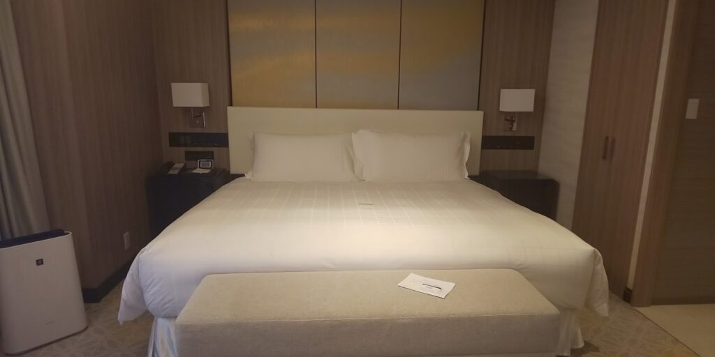 ジュニアスイートルーム　シモンズ製のキングダブルサイズのベッド