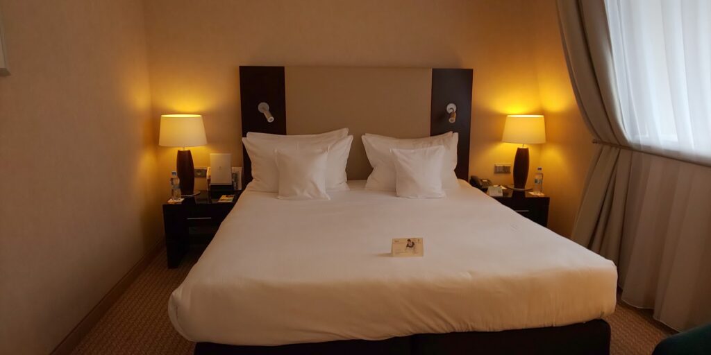 ポロニアパレスホテルの広いベッド