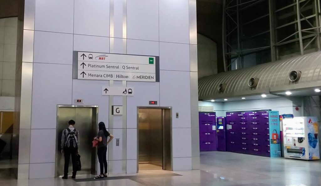 クアラルンプールのセントラル駅からルメリディアンクアラルンプールまでの道のり　エレベーターにホテルの表示がある