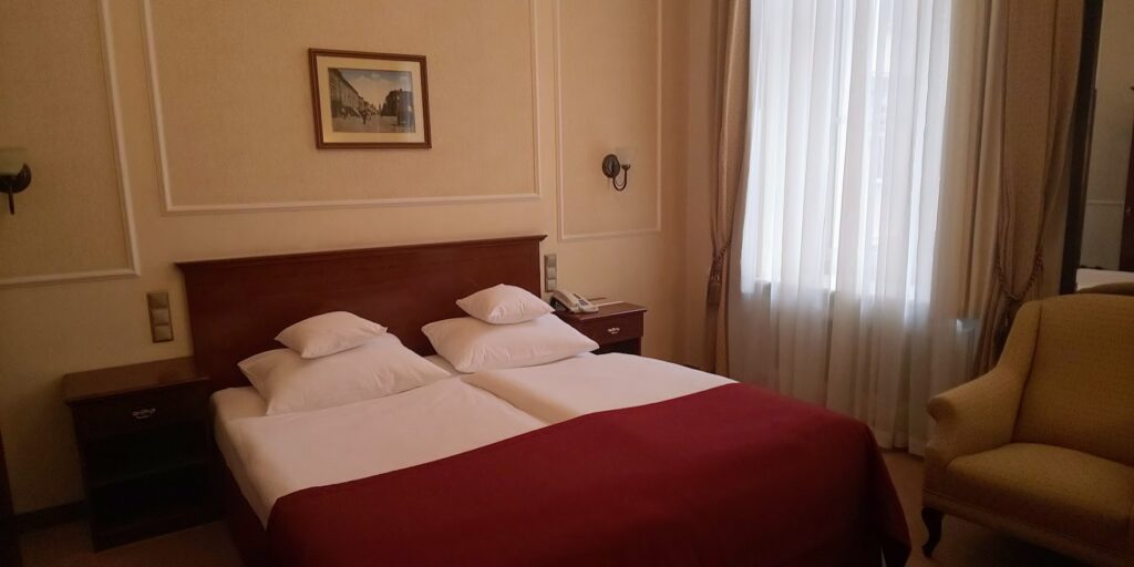 IBBホテルルブリンの寝室は、落ち着いたインテリアでまとめられている