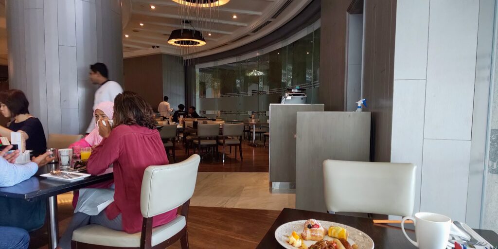 ルメリディアンクアラルンプールの朝食レストランの座席　客が食事をする様子