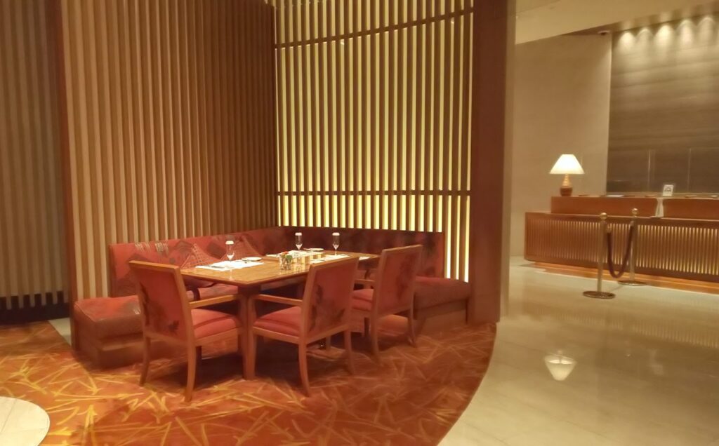 ザ・ペニンシュラ東京のレストラン「ザ・ロビー」のテーブルと椅子